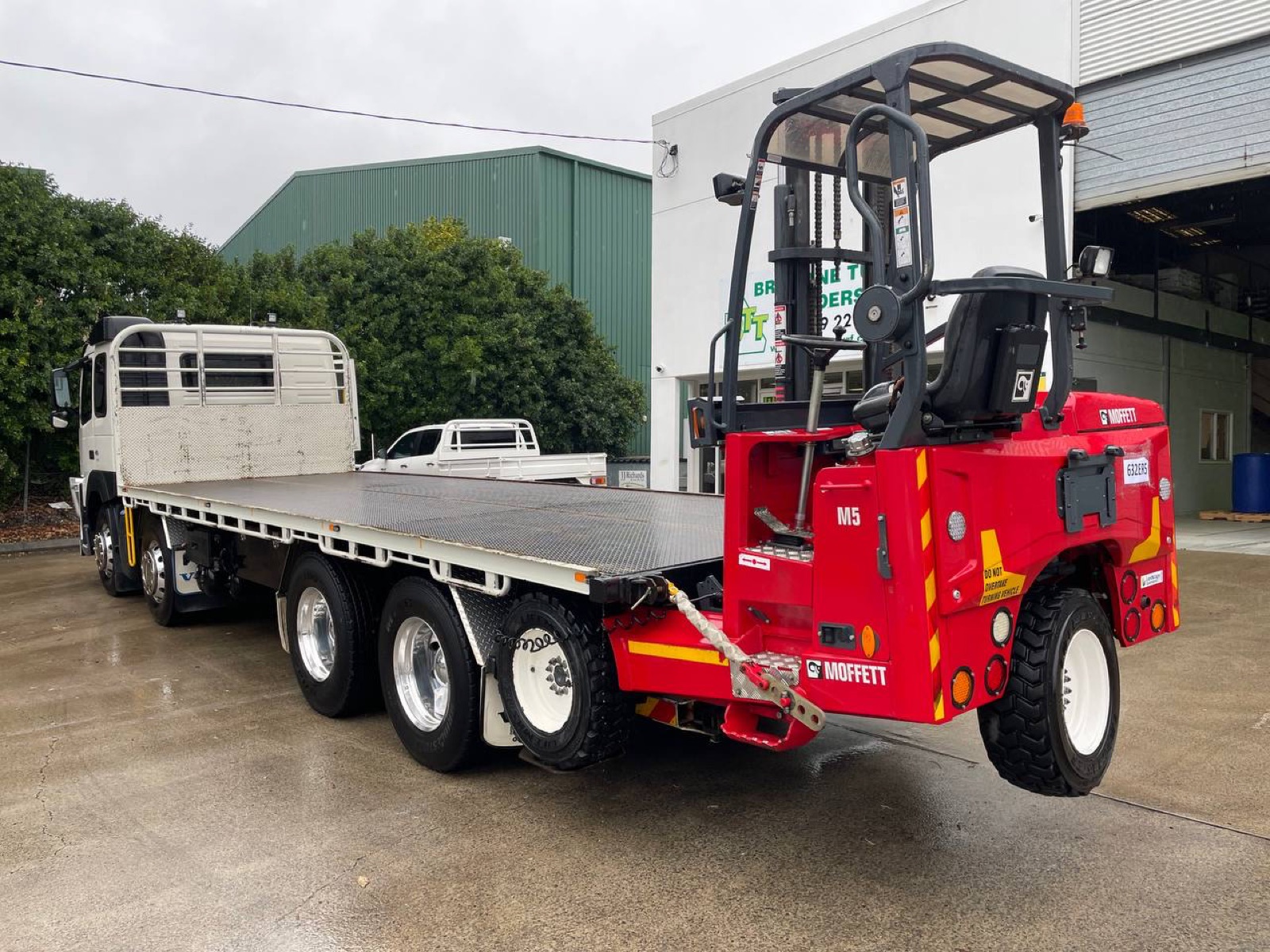 Twin steer truck with rear-mounted forklift